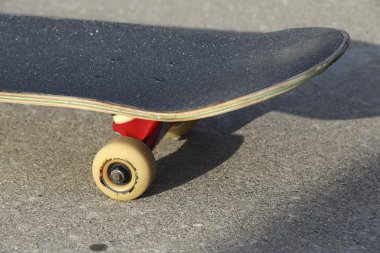 üst karakter skatboard skatepark üzerinde günbatımında eğimli