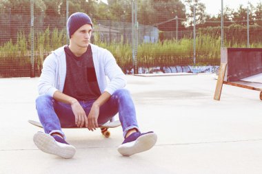 renk filtresi ile genç adam