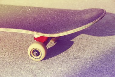 üst karakter skatboard skatepark üzerinde günbatımında eğimli