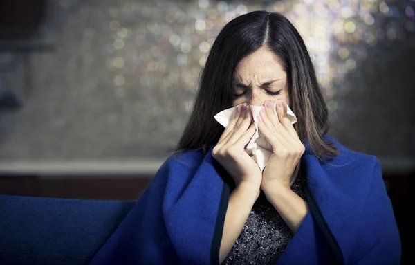 Malata giovane donna sta tossendo e soffiando . — Foto Stock