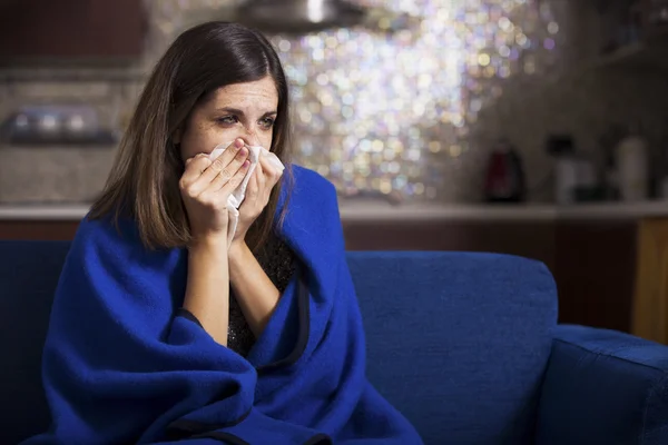 Malata giovane donna sta tossendo e soffiando — Foto Stock