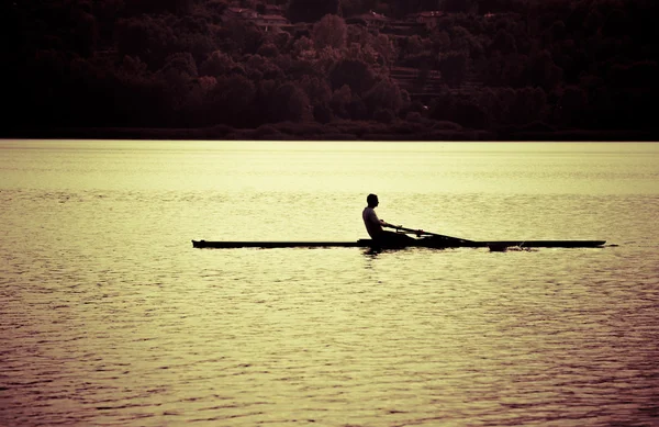 Silhouette d'un canot dans le lac au coucher du soleil. Photographie classique noir et blanc scène à fort contraste . — Photo