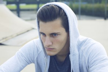 renk filtresi ile genç adam