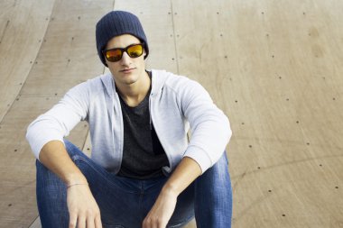 genç adam renk filtreleri ve güneş