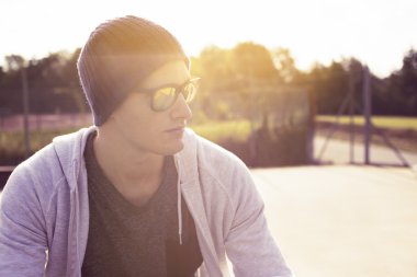 genç adam efekt renklerini