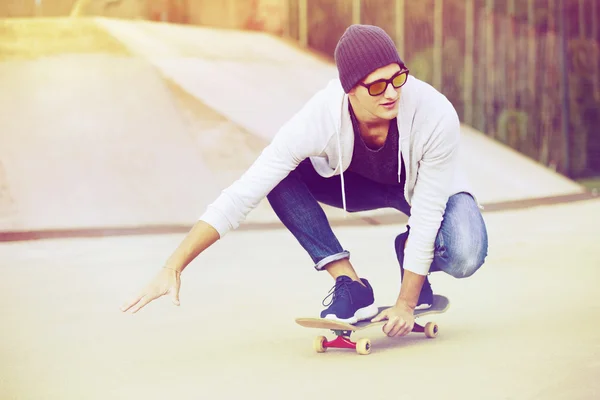 Teen chlapec na koni skateboard — Stock fotografie