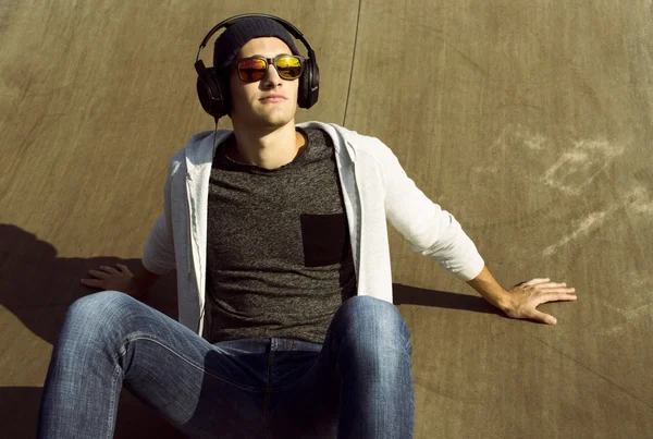 Music addicted. young man listening songs with headphones — Stock Photo, Image