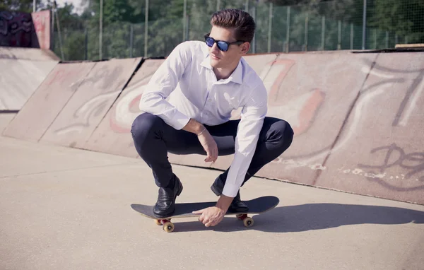 Бизнесмен любит кататься на скейтборде — стоковое фото