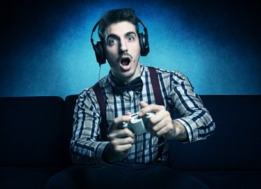 genç nerd adam video oyunları ile eğleniyor