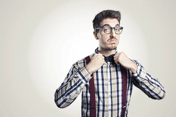 Grappige portret van jonge nerd met brillen geïsoleerd op achtergrond. — Stockfoto