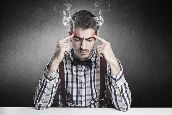 Joven genio tratando poderoso telekinesis — Foto de Stock