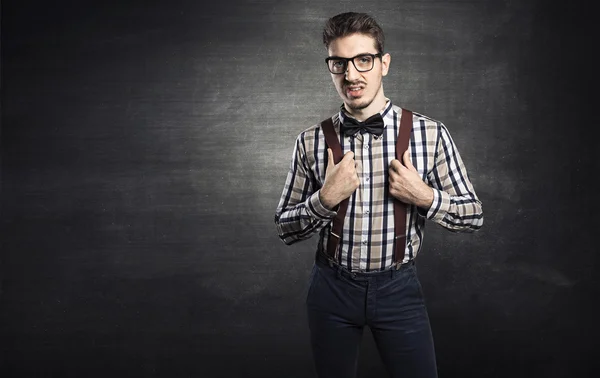 Divertido retrato de nerd joven con gafas aisladas en el fondo . — Foto de Stock