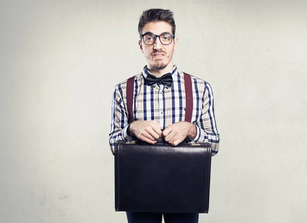 Jonge verlegen nerd met geval in handen — Stockfoto