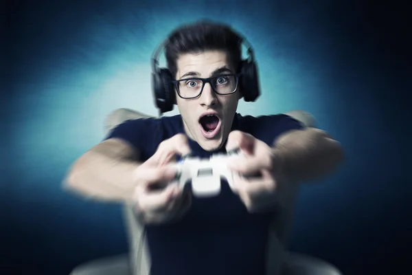 Videogame viciado jovem jogando com console — Fotografia de Stock