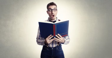 güzel genç dahi onun fikri üzerine kitap kurucu şaşırttı