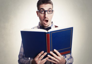 güzel genç dahi onun fikri üzerine kitap kurucu şaşırttı