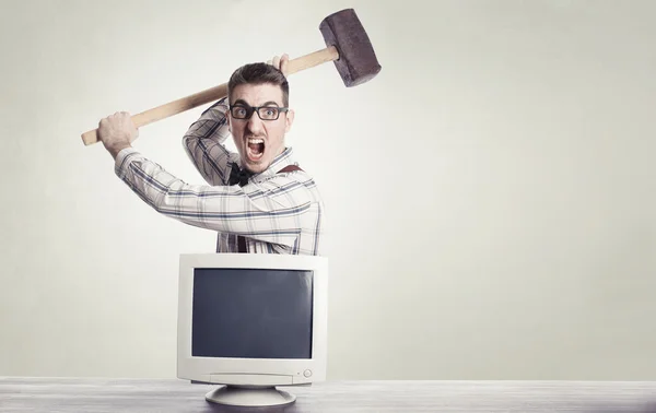 Joven nerd enojado destruyendo viejo monitor de computadora —  Fotos de Stock