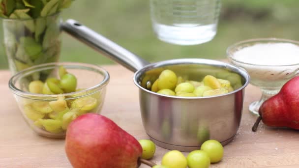 Hausgemachte Limonade - dem Sirup Wasser hinzufügen — Stockvideo