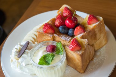 Taze meyve ile bal tost