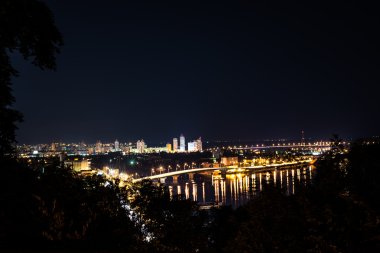 güneş gözlüğü ile gülümseyen güzel kadın