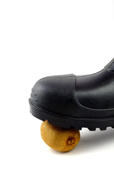 Kivi ile siyah lastik çizmeler