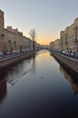 Bir kış akşamında gün batımında kanal