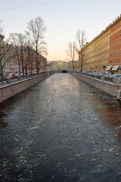 運河と明確な氷 — ストック写真