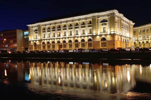 O aterro do rio Fontanka sobre a Praça Lomonosova — Fotografia de Stock