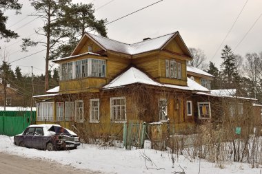 Eski sarı ev ve kırık bir araba