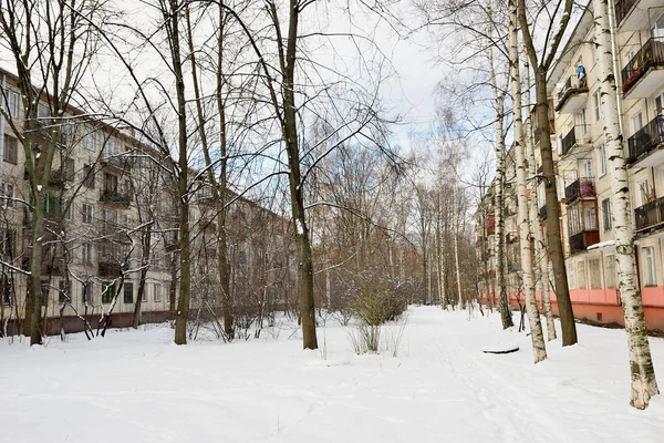 Plaza del patio cubierto de nieve en San Petersburgo — Foto de Stock