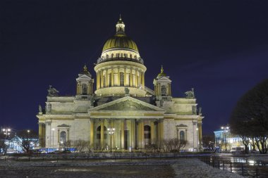 Kış geceleri aydınlatılan St. Isaac's Cathedral