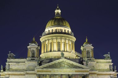Kış geceleri aydınlatılan St. Isaac's Cathedral