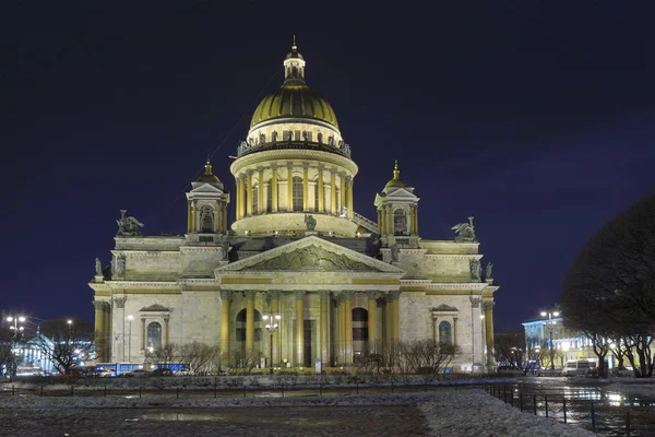 Исаакиевский собор освещенный ночью зимой — стоковое фото