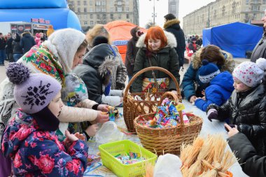 St.Petersburg, Rusya - 13 Mart 2016: Genç kız - master 