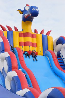 Şişme renkli slayt bir dra şeklinde çocuklar binmek