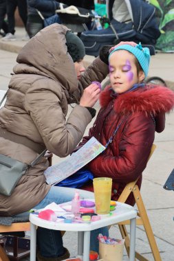 Ana vücut boyama h sokakta küçük bir kızla süslüyordu