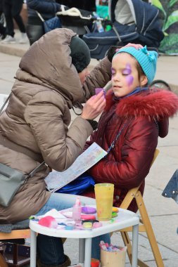 Ana vücut boyama h sokakta küçük bir kızla süslüyordu