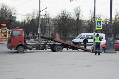 Çekici kamyonu ve trafik polisi bir pe ile araba tahliye