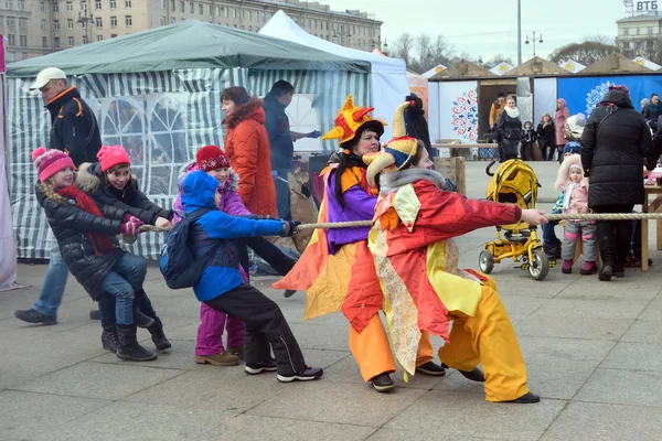 I bambini con l'attrice-comico tirare la corda in vacanza — Foto Stock