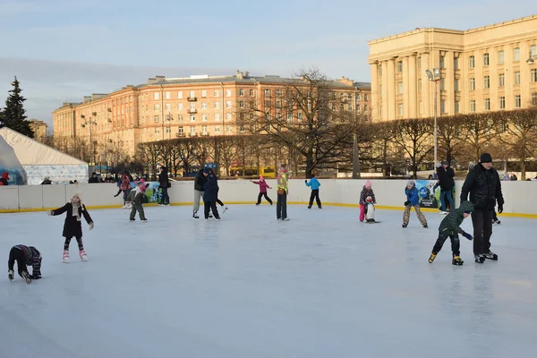 Une patinoire artificielle extérieure sur la place de Moscou — Photo