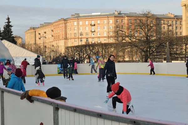 Une patinoire artificielle extérieure sur la place de Moscou — Photo