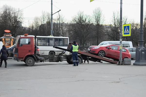 Эвакуатор и ГАИ эвакуировали машину с помощью самолета. — стоковое фото