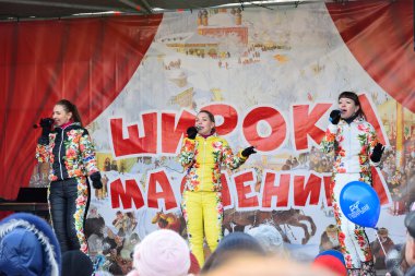 Seyirci çok kadın vokal trio performansı-