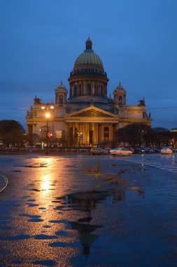 St. Isaac's Katedrali ve onun yansıma yağmur sonra geceleri
