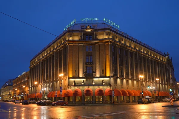 Hotel Astoria gece yağmur sonra