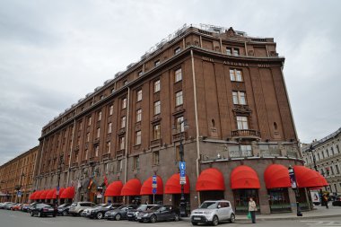 Astoria hotel bulutlu bir günde bahar