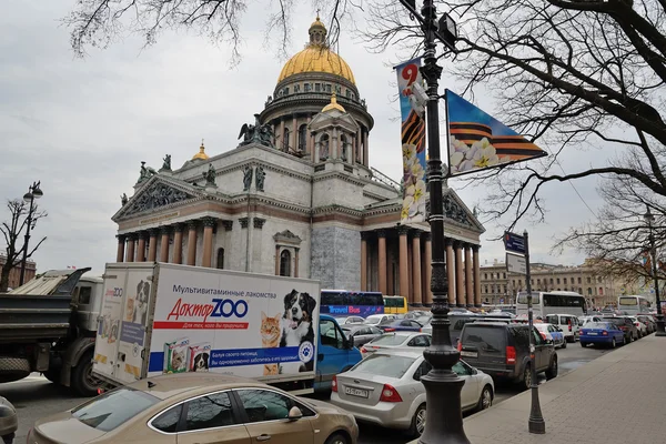 Движение на Исаакиевской площади в Санкт-Петербурге — стоковое фото