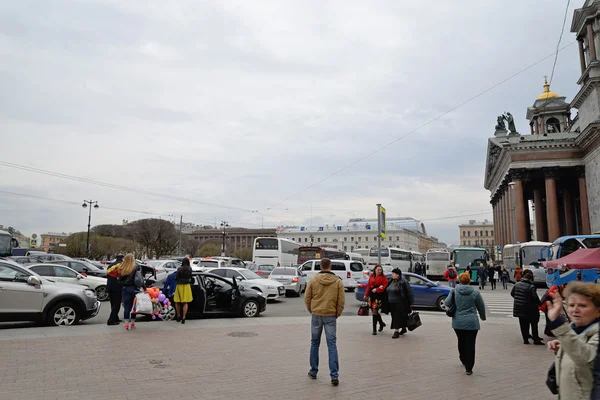 Trafik på torget Isakskatedralen i Sankt Petersburg — Stockfoto