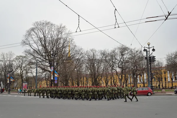 Une compagnie de soldats marchant sur la place du Palais — Photo