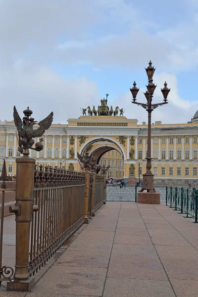 Heraldic eagles , the General staff arch and ancient lantern — Stock Photo, Image